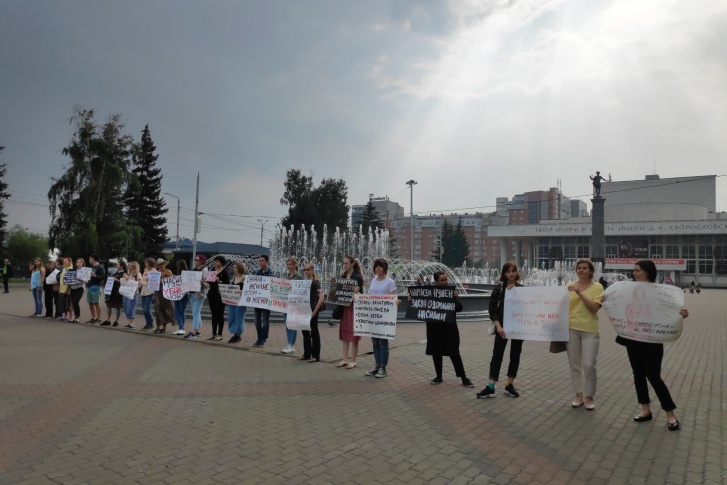 Аналогичный пикет проходит в нескольких городах России Аналогичный пикет проходит в нескольких городах России