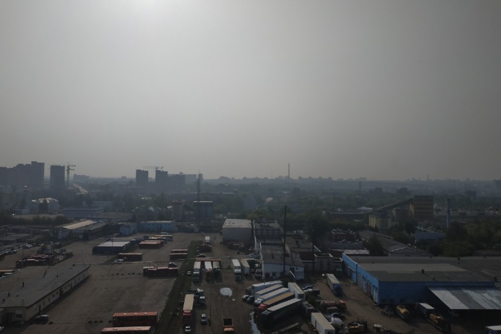 Житель дома на улице Седова в Казани поделился фотографией смога над городом