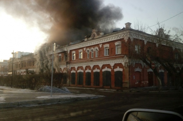 В центре Канска огонь охватил старинное здание типографии<br> В центре Канска огонь охватил старинное здание типографии<br>