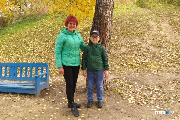 Мама с сыном, которого учительница начальных классов оттаскала за ухо Мама с сыном, которого учительница начальных классов оттаскала за ухо