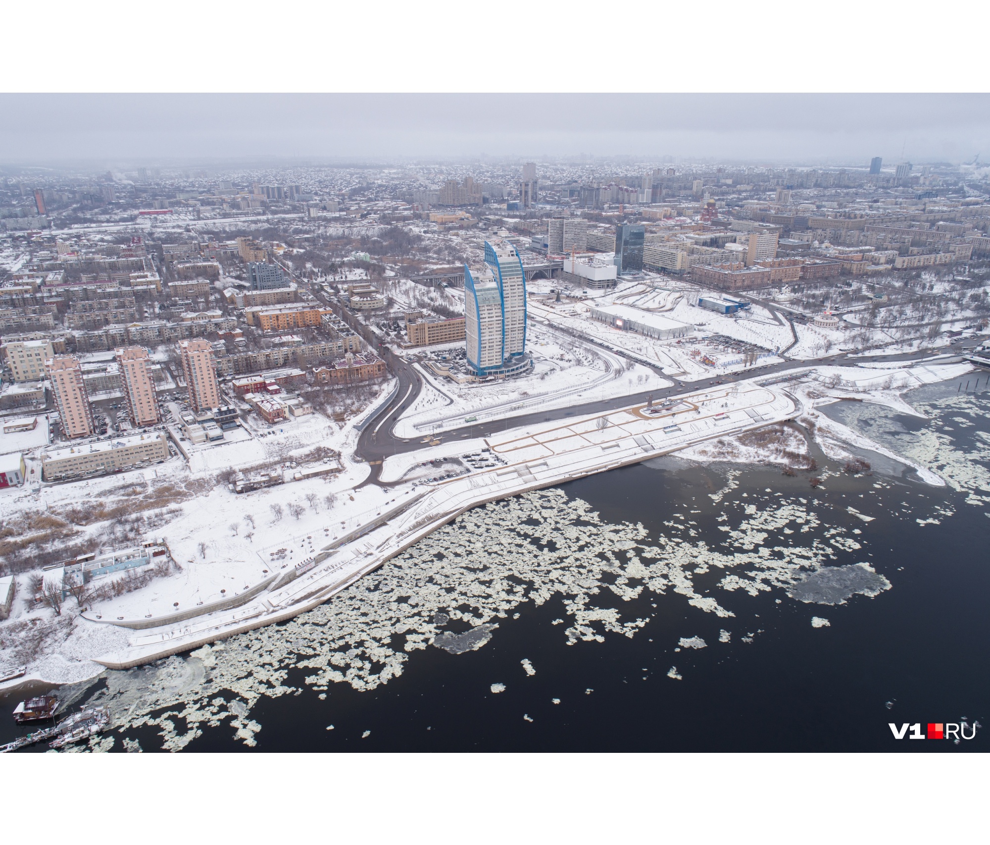 «Серый и пыльный город стал сияющим»: фотограф с высоты снял снежный Волгоград