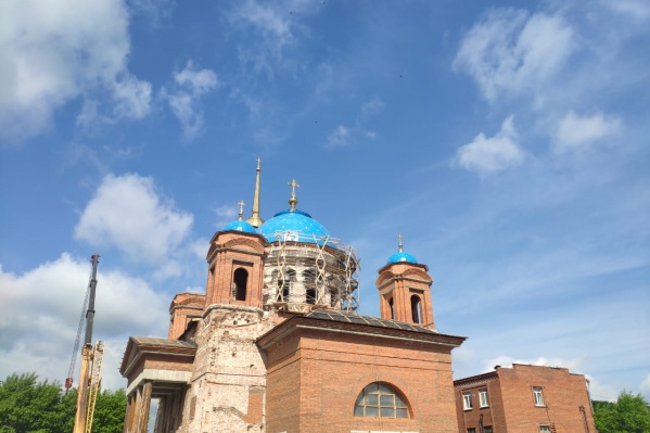 Теперь над куполами Успенского собора возвышаются кресты Теперь над куполами Успенского собора возвышаются кресты