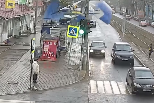 У остановки в это время стояли люди У остановки в это время стояли люди