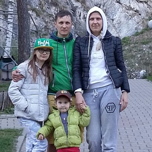 Михаил Курносов с женой и дочками Михаил Курносов с женой и дочками 
