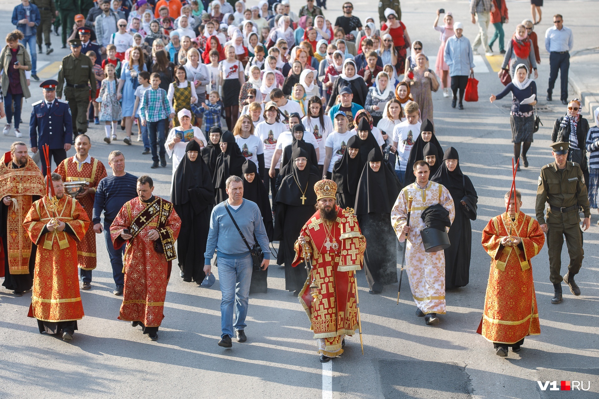 В Волгограде верующие совершили Пасхальный крестный ход: фоторепортаж