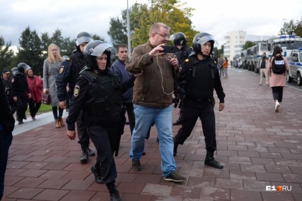 Журналистов отвезли в отдел полиции, несмотря на наличие редакционных удостоверений Журналистов отвезли в отдел полиции, несмотря на наличие редакционных удостоверений