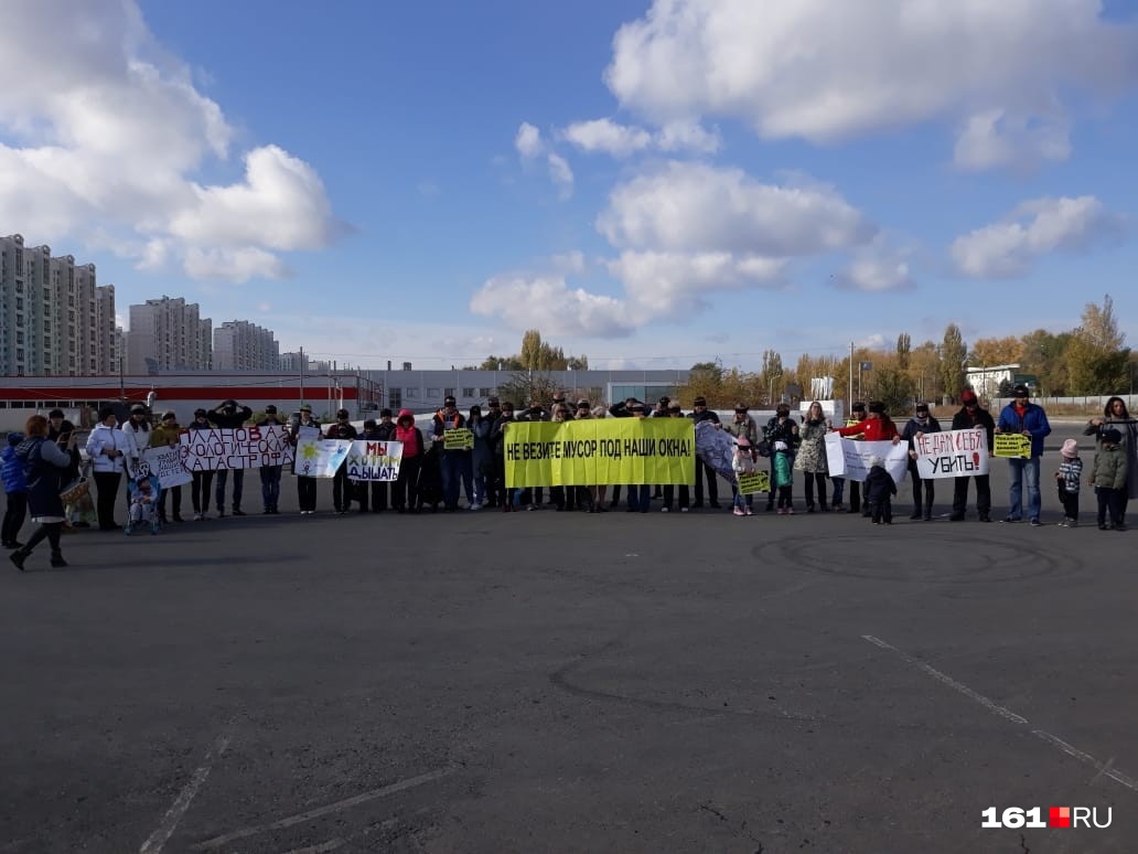 «Хотим дышать»: на Левенцовке прошел пикет против строительства мусороперерабатывающего завода