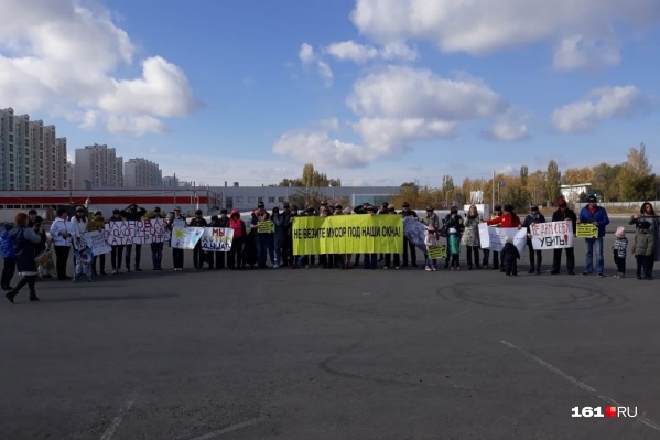 Во время пикета ростовчане призвали власти обратить внимание на экологию в городе Во время пикета ростовчане призвали власти обратить внимание на экологию в городе 