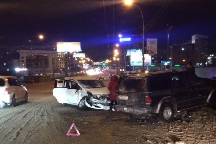 Авария случилась на въезде со стороны правого берега Авария случилась на въезде со стороны правого берега