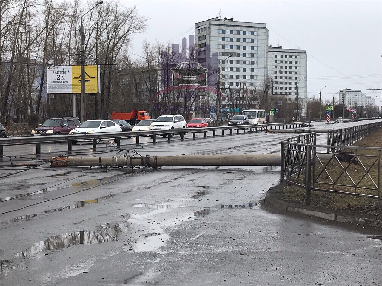 Столб упал на проспекте Металлургов Столб упал на проспекте Металлургов