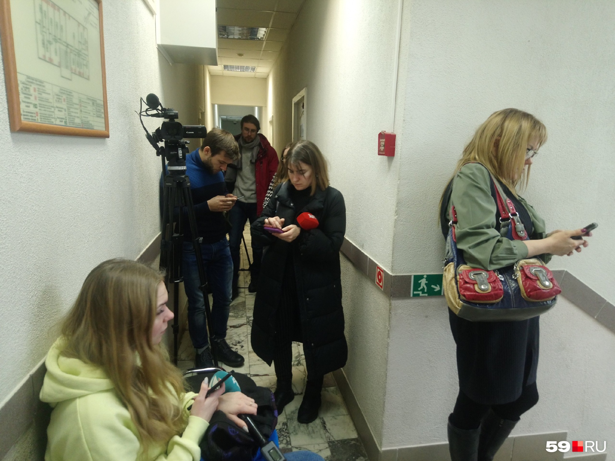 Журналисты ждут решения суда в коридоре 