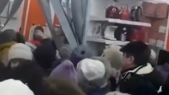 В Нефтекамске покупатели магазина устроили драку из-за стирального порошка, очевидец снял видео