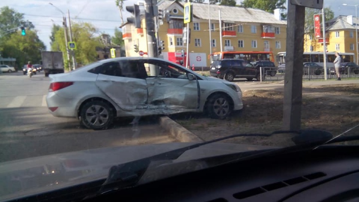 «Светофор без допсекций бесит всех»: на опасном перекрестке в Автозаводском районе снова ДТП