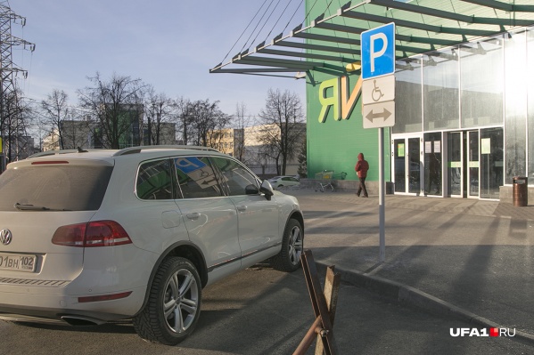 Из торгового центра вывели людей Из торгового центра вывели людей