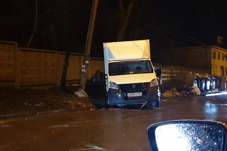 Машина застряла так серьезно, что простояла до утра Машина застряла так серьезно, что простояла до утра