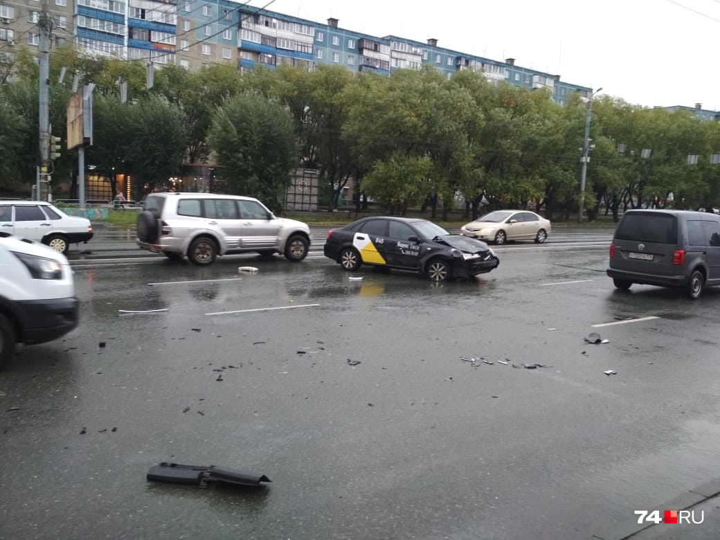 Третий участник аварии — машина с наклейками «Яндекс.Такси»
