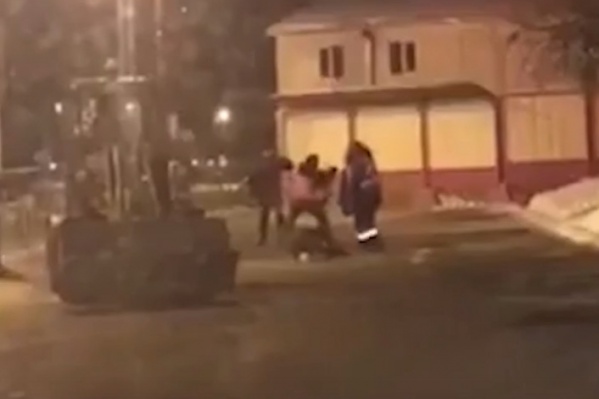 Один из дворников нанес несколько ударов лопатой по прохожему. Мужчине пришлось срочно отступить, оставив товарища на земле Один из дворников нанес несколько ударов лопатой по прохожему. Мужчине пришлось срочно отступить, оставив товарища на земле