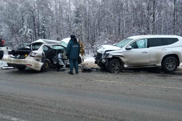 Volkswagen Jetta вылетел на встречную полосу и столкнулся с Mitsubishi Pajero Volkswagen Jetta вылетел на встречную полосу и столкнулся с Mitsubishi Pajero