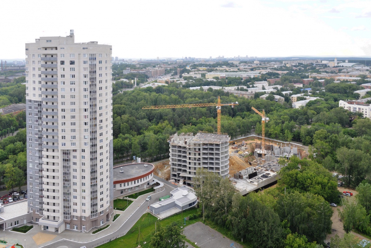 Жк ел. Атомстройкомплекс двор. Атомстройкомплекс Екатеринбург официальный сайт. Просторы Екатеринбург веб камера. Атомстройкомплекс и деревянный дом во дворе.