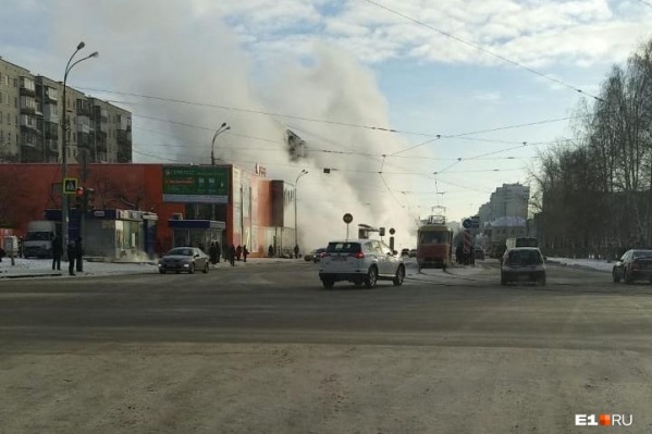 Прорыв трубы с кипятком произошел на Уралмаше в среду утром Прорыв трубы с кипятком произошел на Уралмаше в среду утром