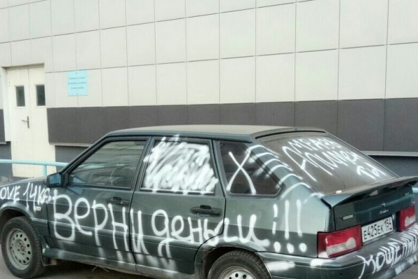 Виталий боится, что коллекторы сожгут автомобиль Виталий боится, что коллекторы сожгут автомобиль