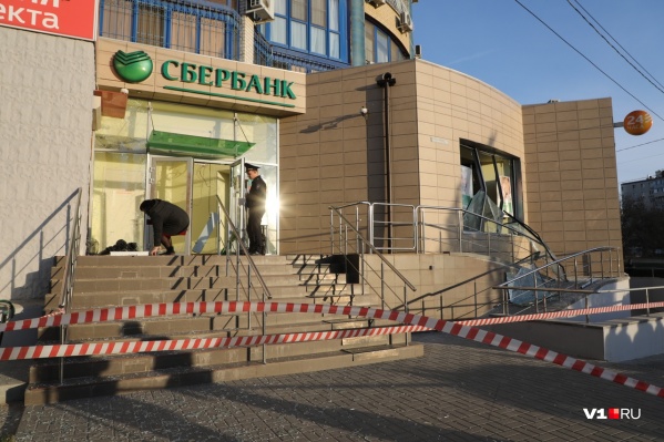 Взрыв произошел в зоне самообслуживания отделения банка Взрыв произошел в зоне самообслуживания отделения банка