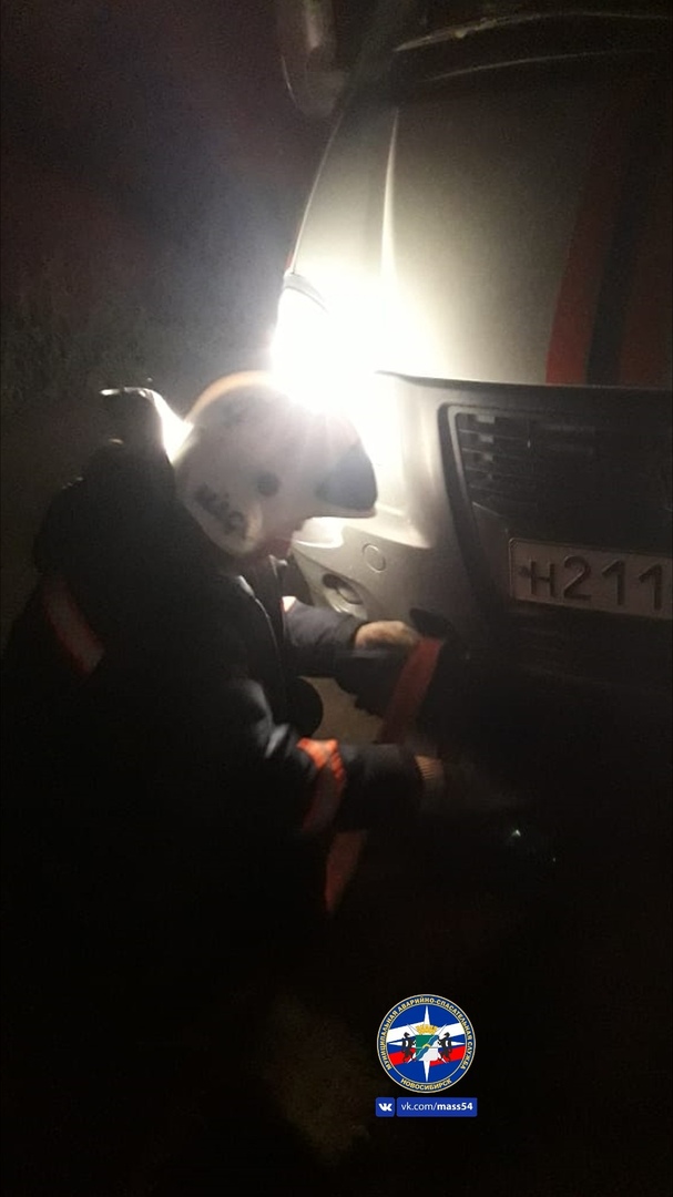 Спасатели помогли мужчине вытащить застрявший автомобиль Спасатели помогли мужчине вытащить застрявший автомобиль