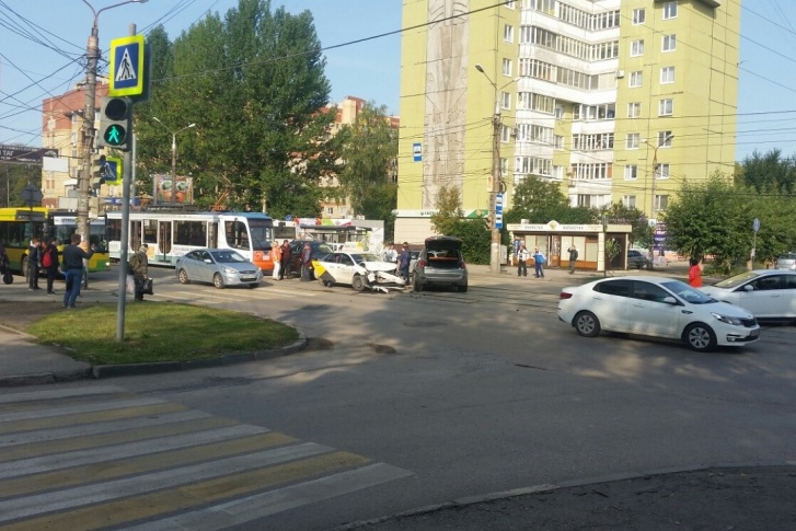 Трамваи встали из-за столкновения автомобилей