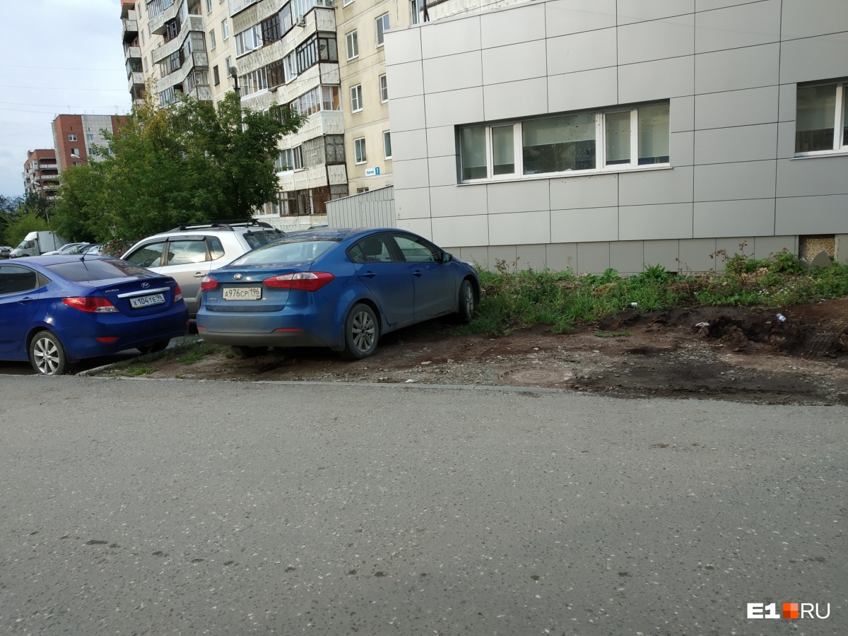 «Я паркуюсь как...»: автохамы в Екатеринбурге захватывают остановки и входы в торговые центры