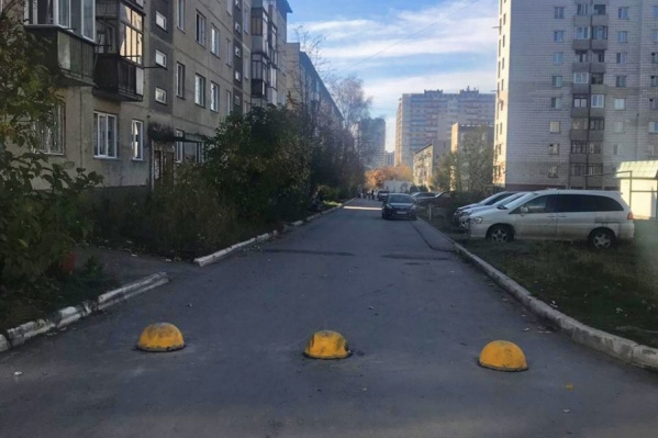 Водители использовали дорогу между домами, чтобы попасть к школе, детскому саду или просто объехать пробку на загруженной магистрали Водители использовали дорогу между домами, чтобы попасть к школе, детскому саду или просто объехать пробку на загруженной магистрали