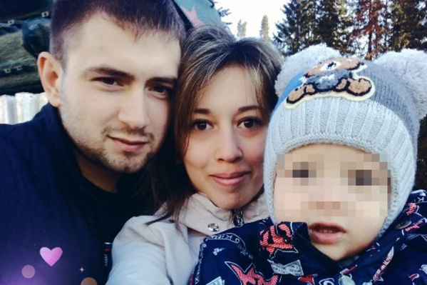 Соседи считали их счастливой семьей Соседи считали их счастливой семьей