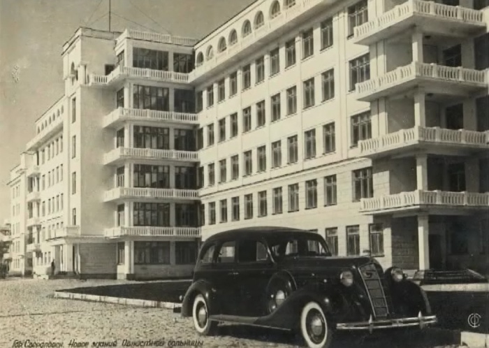 Здание больницы в Зеленой Роще начали строить в 1932 году Здание больницы в Зеленой Роще начали строить в 1932 году