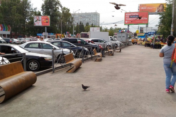 Лавки возле входа в метро «Студенческая» у ТЦ «Метромаркет» Лавки возле входа в метро «Студенческая» у ТЦ «Метромаркет»