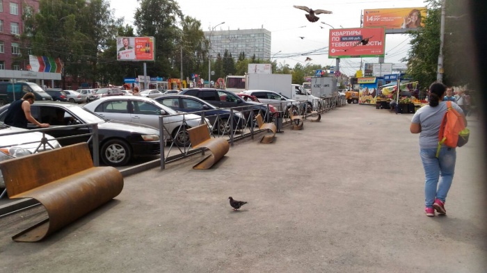 Лавки возле входа в метро «Студенческая» у ТЦ «Метромаркет» Лавки возле входа в метро «Студенческая» у ТЦ «Метромаркет»