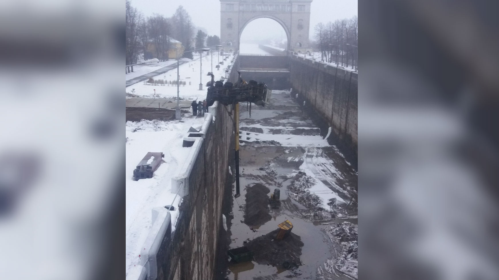 В Угличе автокран рухнул в камеру шлюза