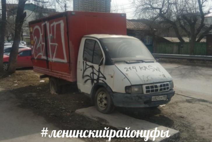 Брошенные автомобили стоят на газонах круглый год Брошенные автомобили стоят на газонах круглый год