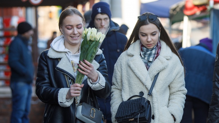 «Богатые люди идут в салон и покупают розы»: волгоградцы атаковали цветочный базар в центре города