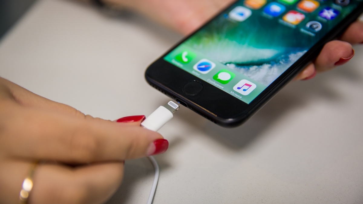 Студенты из НГУ создали iPhone с фонариком, зажигалкой и штопором.