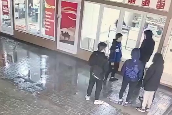 Драка, закончившаяся убийством подростка, попала в объектив камер Драка, закончившаяся убийством подростка, попала в объектив камер