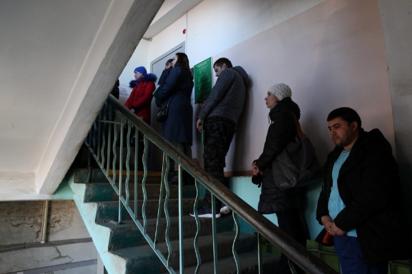 Люди стоят в очередь к приставам Люди стоят в очередь к приставам