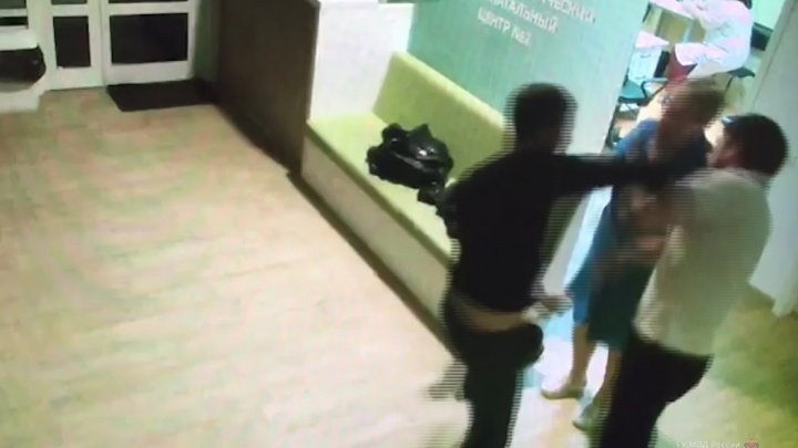 Азербайджанец избил врача и медсестру перинатального центра в Волгограде — видео