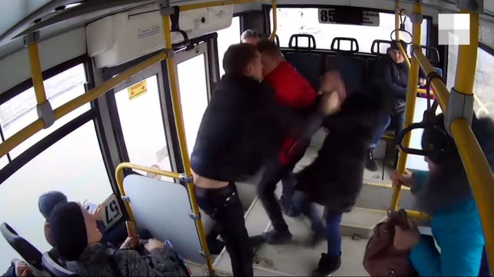 10 лет за драку? В Екатеринбурге мужчине, который хотел успокоить пьяных в автобусе, изменили статью