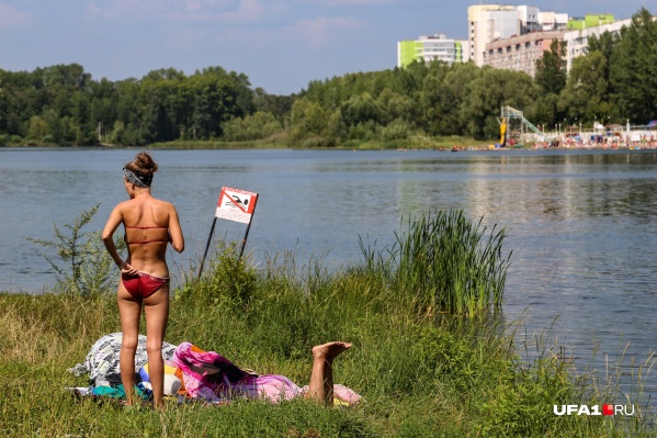 В такую жару хочется поймать последние летние деньки. Вот только купаться лучше на официальных пляжах, под надзором спасателей В такую жару хочется поймать последние летние деньки. Вот только купаться лучше на официальных пляжах, под надзором спасателей
