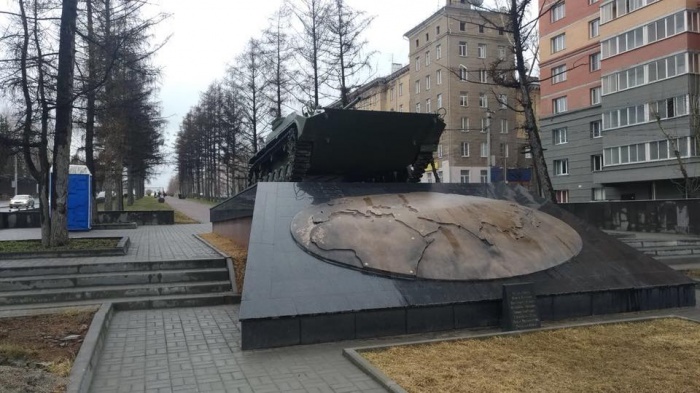 Сейчас БМП смотрит в сторону аэропорта, прежде она была развёрнута на 180 градусов Сейчас БМП смотрит в сторону аэропорта, прежде она была развёрнута на 180 градусов