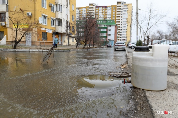 Вода из канализации превратила дворы в зловонные реки Вода из канализации превратила дворы в зловонные реки