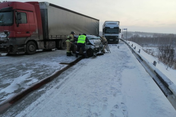 Сейчас проезд на участке трассы затруднен, водителям помогают сориентироваться инспекторы Сейчас проезд на участке трассы затруднен, водителям помогают сориентироваться инспекторы