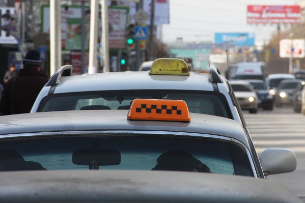 Пассажиры попросили таксистку отвезти их в безлюдное место, чтобы там на неё напасть Пассажиры попросили таксистку отвезти их в безлюдное место, чтобы там на неё напасть