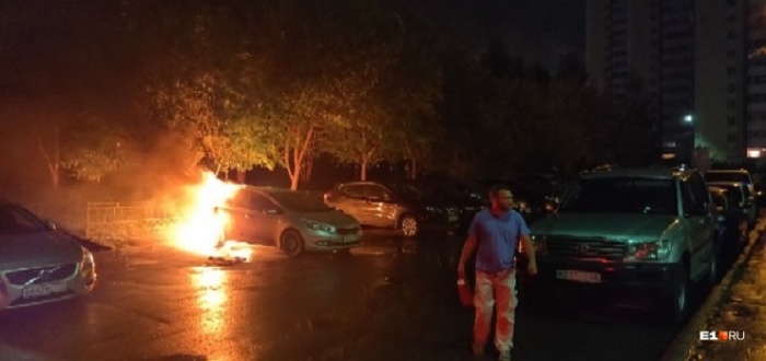 Полиция сейчас изучает камеры наблюдения, снявшие пожар Полиция сейчас изучает камеры наблюдения, снявшие пожар