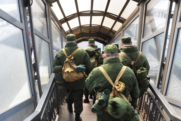 Солдат охранял грузы военного назначения Солдат охранял грузы военного назначения