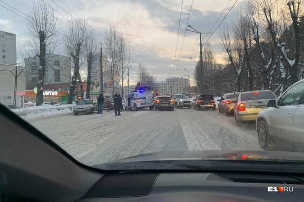 В момент аварии в полицейской машине находились три сотрудника полиции, никто из них не пострадал В момент аварии в полицейской машине находились три сотрудника полиции, никто из них не пострадал